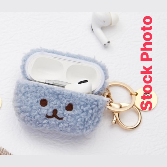 Set of Fuzzy Bear Airpod Pro cases in blue and pink - Picture 3 of 4